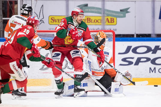 Moras Matt Bailey och Karlskronas målvakt Henrik Lundberg