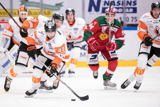 Karlskronas Filip Cruseman  i ishockeymatchen i SHL mellan