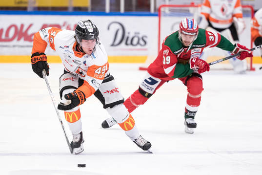Karlskronas Filip Cruseman jagas av Moras Jacob Nilsson  i