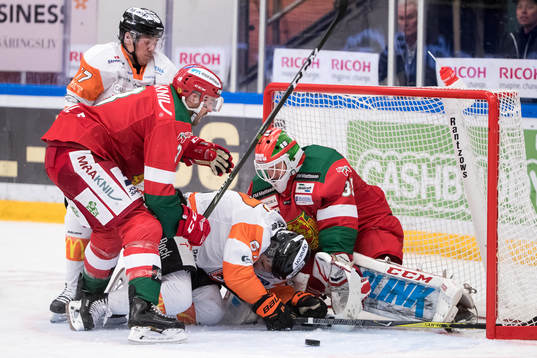 Karlskronas Konstantin Komarek framför Moras målvakt