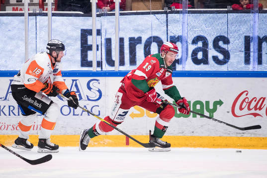 Karlskronas Emil Larsson jagar Moras John Persson  i