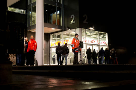 Örebrofans utanför huvudentrén till Behrn Arena