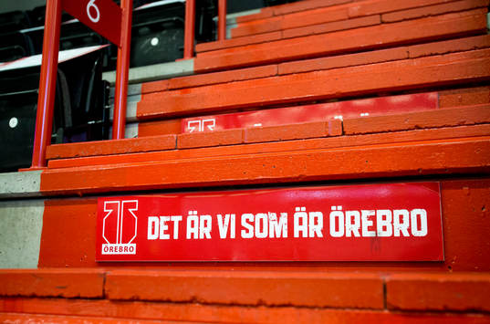 Texten det är vi som är Örebro på ett trappsteg inuti