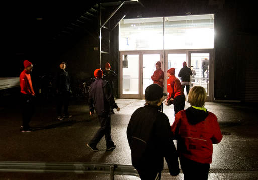 Två grabbar kollar på Örebrospelarna Libor Hudacek och