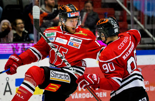 Örebros Tom Wandell gör 1-0 och jublar med Örebros Libor