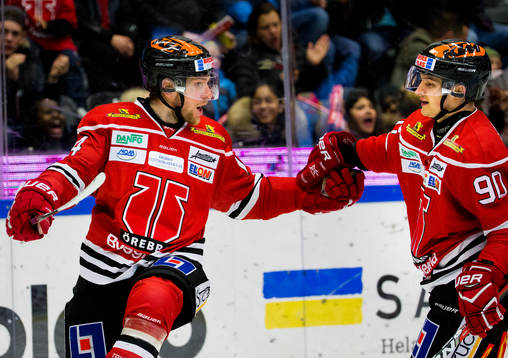 Örebros Tom Wandell gör 1-0 och jublar med Örebros Libor
