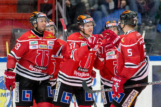 Örebros Daniel Viksten jublar med lagkamrater