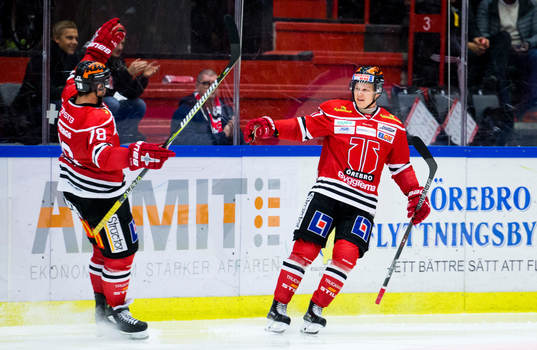 Örebros Daniel Viksten gör 2-0 och jublar med Victor