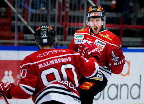 Örebros Tom Wandell gör 1-0 och jublar med Örebros Libor