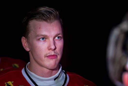 Örebros Gustav Backström i spelargången på väg ut till