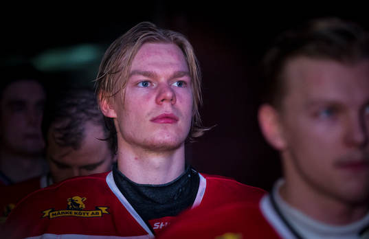 Örebros Christopher Mastomäki i spelargången på väg ut