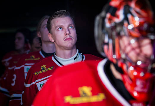 Örebros Gustav Backström i spelargången på väg ut till