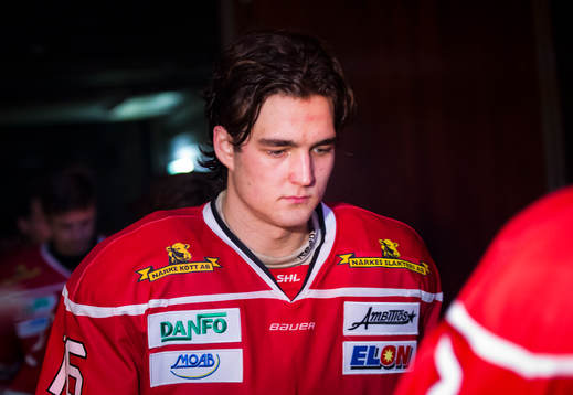 Örebros Arvid Henriksson i spelargången på väg ut till