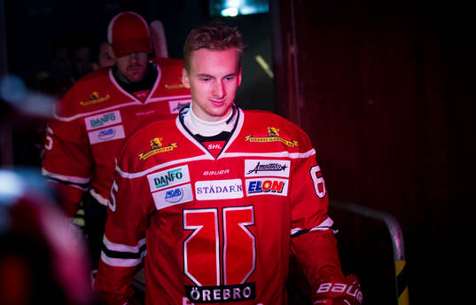 Örebros Sakari Manninen i spelargången på väg ut till