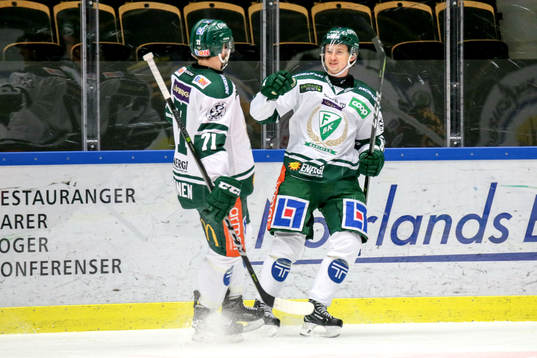 Färjestads Christoffer Törngren jublar med lagkamrater