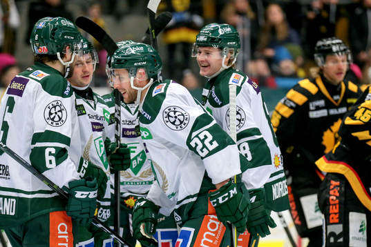 Färjestads Per Åslund jublar med lagkamrater