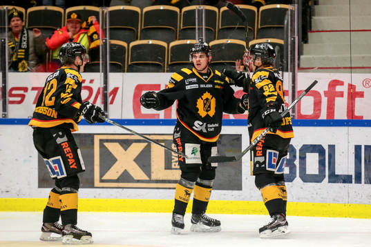 Skellefteås Emil Djuse jublar med lagkamrater