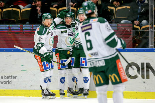 Färjestads Michael Lindqvist jublar med lagkamrater