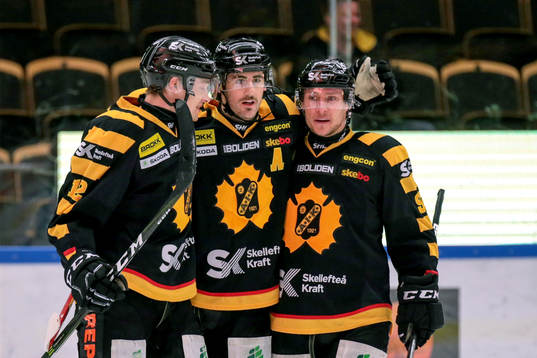 Skellefteås Bud Holloway jublar med lagkamrater