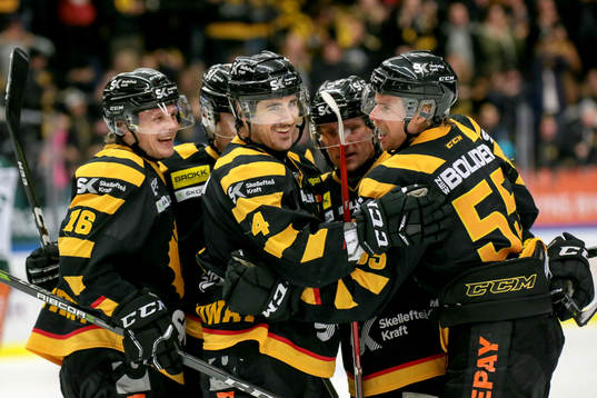 Skellefteås Bud Holloway jublar med lagkamrater