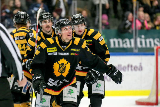 Skellefteås Jesper Olofsson jublar med lagkamrater