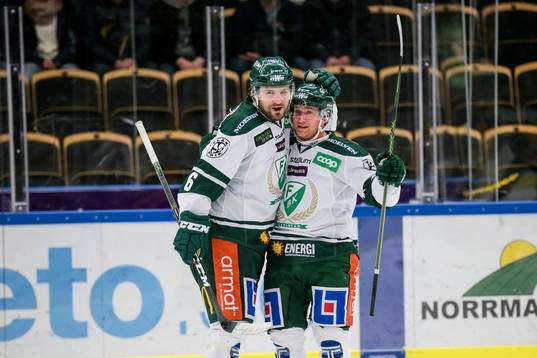 Färjestads Marcus Nilsson och Mikael Wikstrand jublar