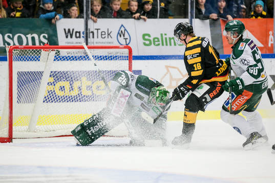 Skellefteås Linus Lindström sprutar snö i ansiktet på