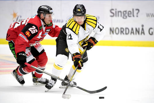 Malmö Redhawks Axel Wemmenblorn och Brynäs Kevin Clark