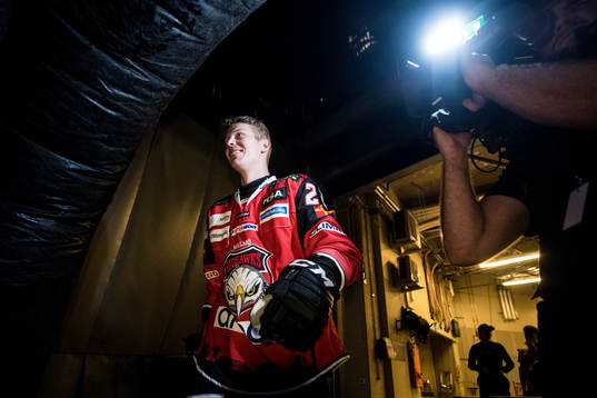 Malmö Redhawks Lars Bryggman påväg att göra entré