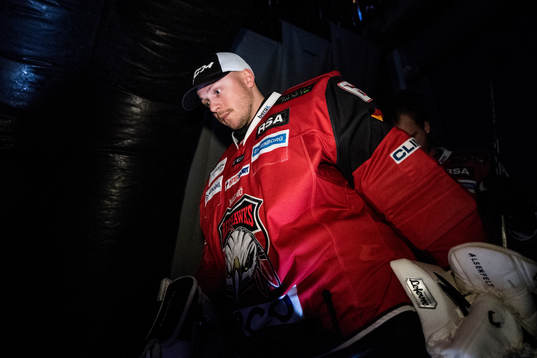 Malmö Redhawks målvakt Oscar Alsenfelt påväg att göra