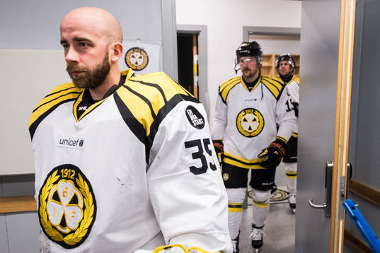 Brynäs målvakt David Rautio påväg att göra entré