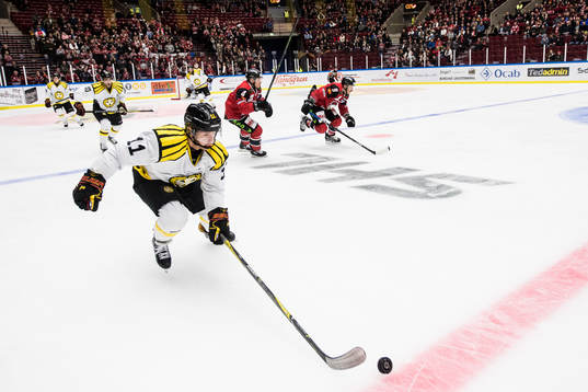 Brynäs Kevin Clark driver fram pucken
