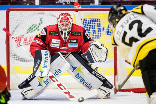 Brynäs Christopher Liljewall skjuter mot Malmö Redhawks