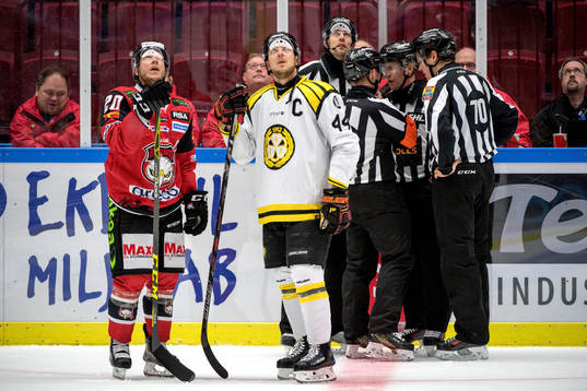 Domarna diskuterar ett Brynäs mål