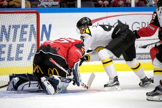 Brynäs Jesper Jensen trycker in pucken bakom Malmö