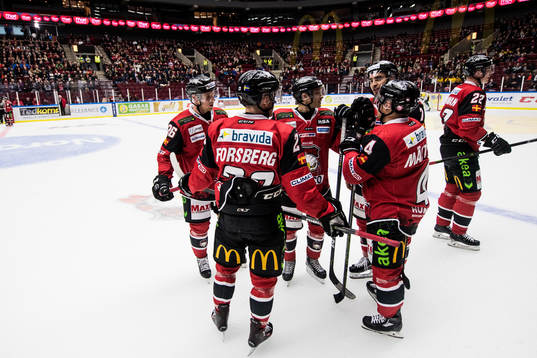 Malmö Redhawks spelare pratar ihop sig