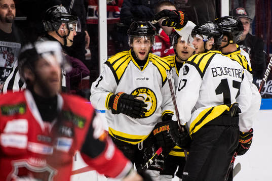 Brynäs Aaron Palushaj jublar med lagkamrater