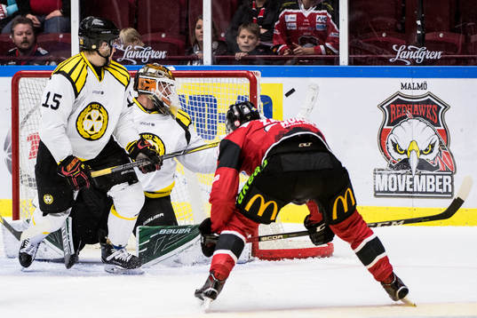 Brynäs målvakt Linus Fernström ser Malmö Redhawks