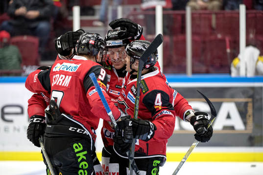 Malmö Redhawks Jens Olsson jublar med lagkamrater