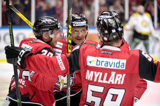 Malmö Redhawks Frederik Storm jublar med lagkamrater