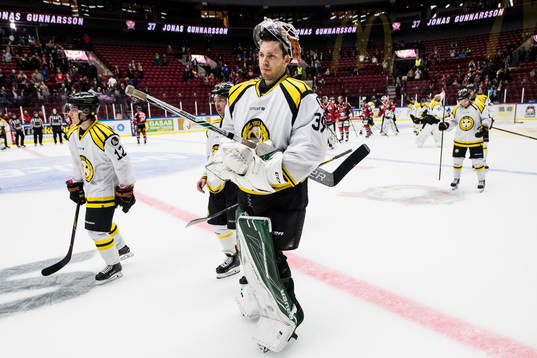 Brynäs målvakt Linus Fernström deppar