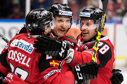 Malmö Redhawks Frederik Storm jublar med Erik Forssell och