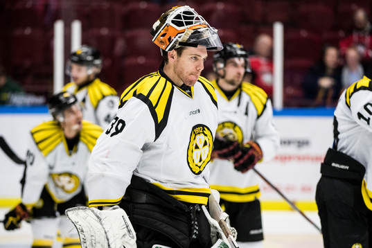 Brynäs målvakt Linus Fernström deppar