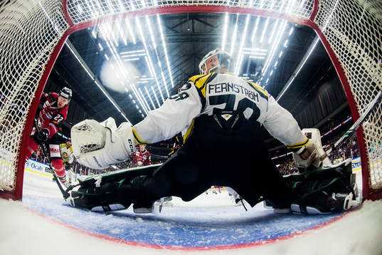 Malmö Redhawks Lars Bryggman oroar vid Brynäs målvakt
