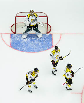 Brynäs målvakt Linus Fernström, Ryan Gunderson, Daniel