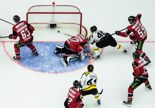 Brynäs Jesper Jensen gör ett mål bakom Malmö Redhawks