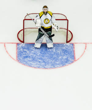 Brynäs målvakt Linus Fernström deppar