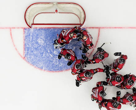 Malmö Redhawks spelare jublar med målvakt Jonas Gunnarsson