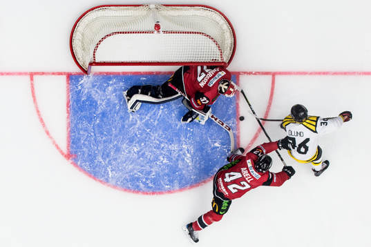 Brynäs Linus Ölund oroar mot Malmö Redhawks målvakt