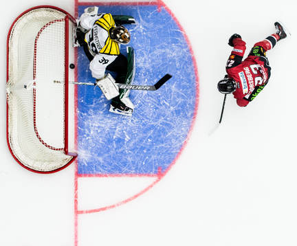 Malmö Redhawks Christoffer Forsberg gör 1-1 bakom Brynäs